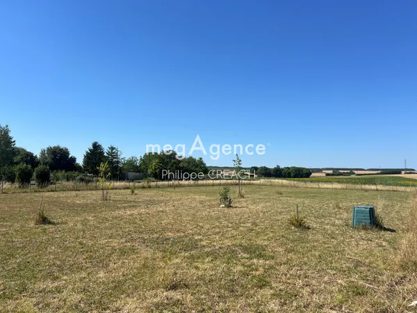 A 3 MINUTES DE ST JEAN D'ANGELY Terrain constructible
