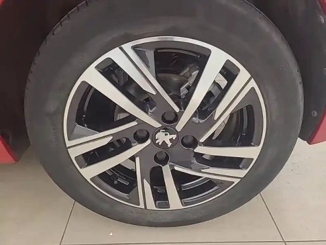 Peugeot 208 puretech 100 s&amp;s eat8 — photo 13