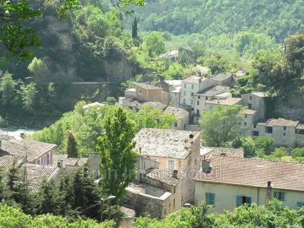 A découvrir, un beau terrain calme et clôturé situé dans le ch