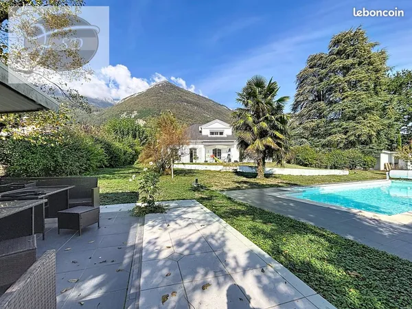 Propriété 7 pièces 248 m²