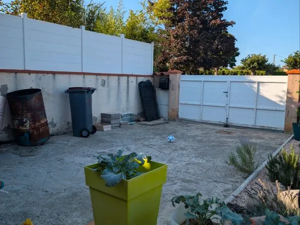Place stationnement voiture ou camping car sécurité dans maison privée