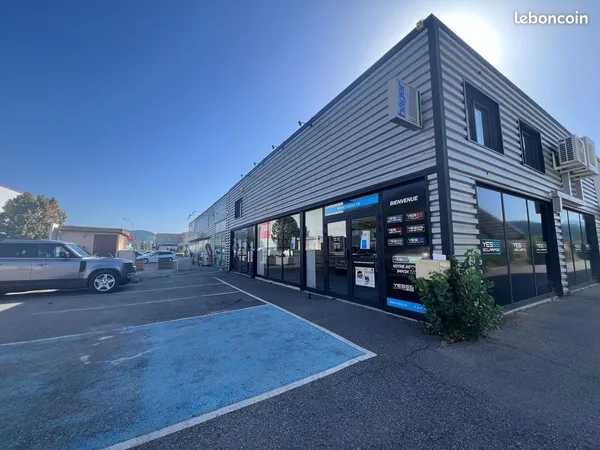 À LOUER - LOCAL COMMERCIAL DE 524 m² DIVISIBLE