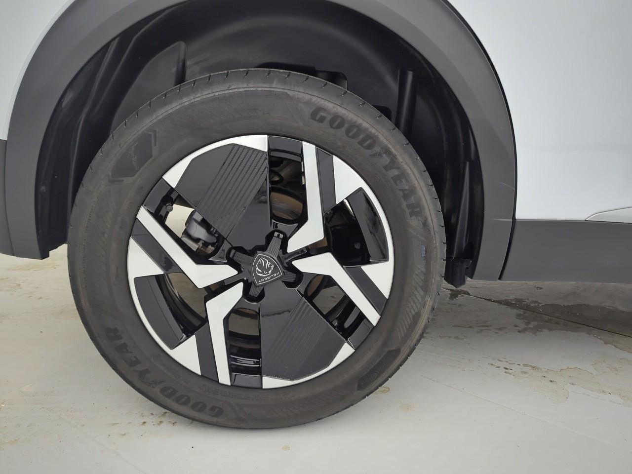 Peugeot 2008 hybrid 145 ch e-dcs6 allure — photo 31