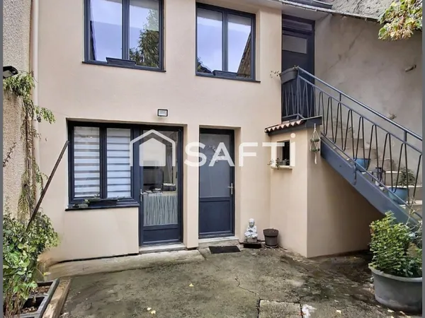 Maison rénovée de 63 m² avec cour intérieure et terrain de 213 m² à Retournac