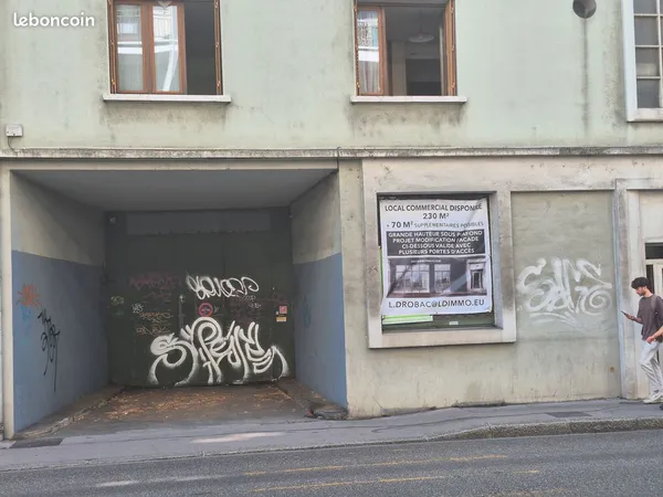 Local commercial 230 m2 a louer Annecy hypercentre. + possibilité mezzanine 70 m2