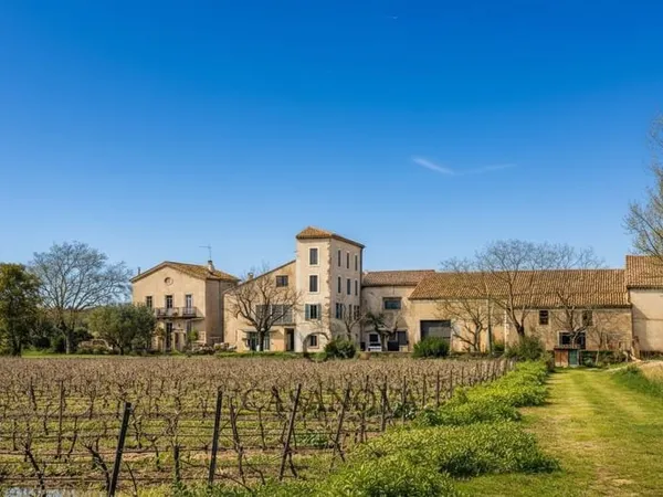 Domaine de caractère au bord du Canal du Midi Propriété avec habitations, activités touristiques et