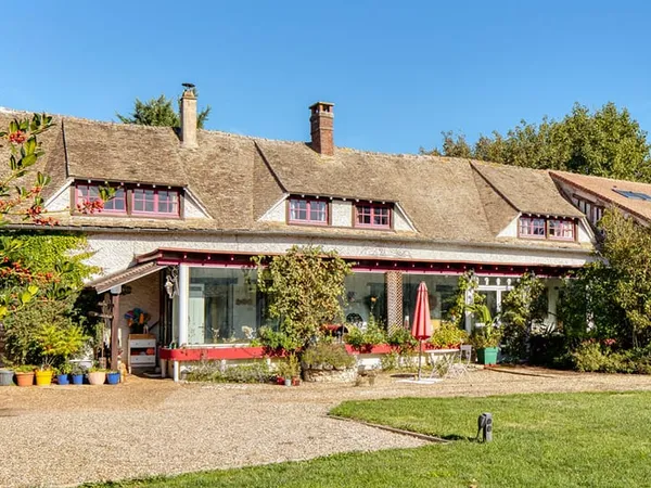 Vaste longère avec piscine couverte à la campagne