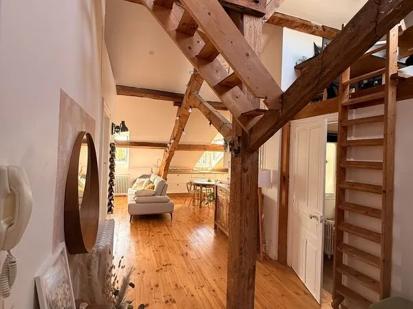 T3 atypique 62 m² sous les toits avec vue imprenable