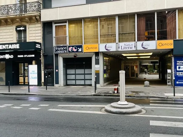 À louer - Place de parking avec borne de recharge électrique ZEPLUG - Paris 9e / Saint-Lazare