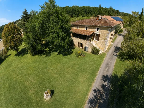 CORPS DE FERME DE CARACTERE MAISON DE MAITRE, LOGEMENT INDEPENDANT ET 300 M2 DE DEPENDANCES. 46700 S