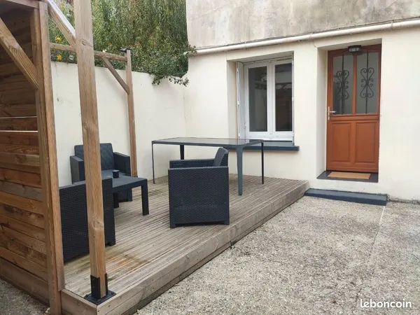 Studio meublé avec grand extérieur