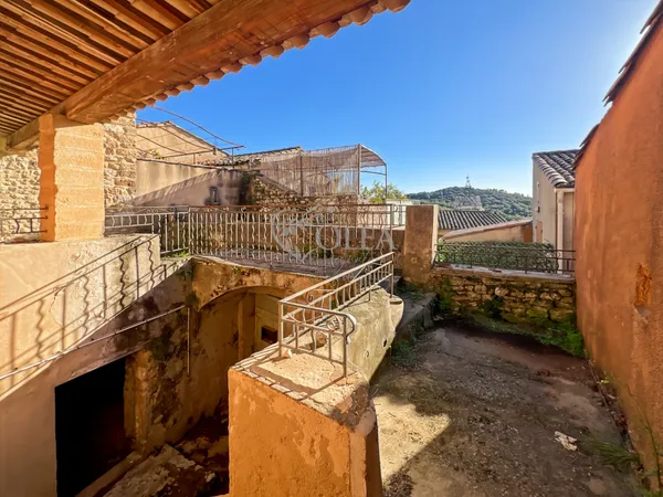 Maison en pierre avec vue sur le Duché d'Uzès - Fort potentiel