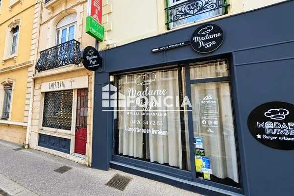 Local commercial 1 pièce 81 m²