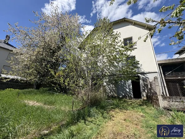 Maison en pierre à rénover en plein centre de Condat