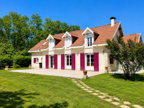 Arbanats  Elegante maison familiale  sur un parc de 1 200 m2