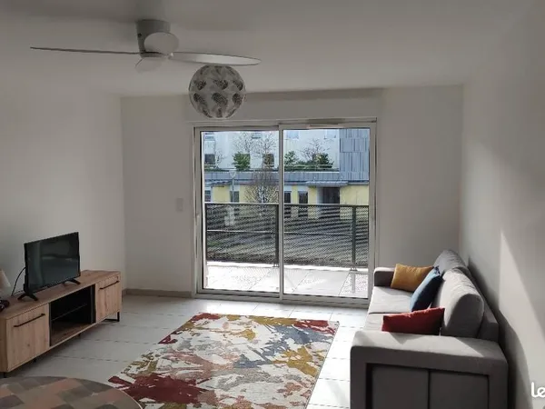 Appartement 3 pièces récent avec balcon et places de parking