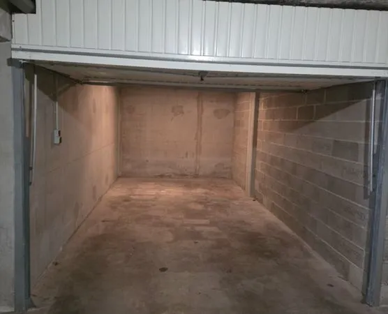 Loue grand garage fermé dans résidence sécurisée