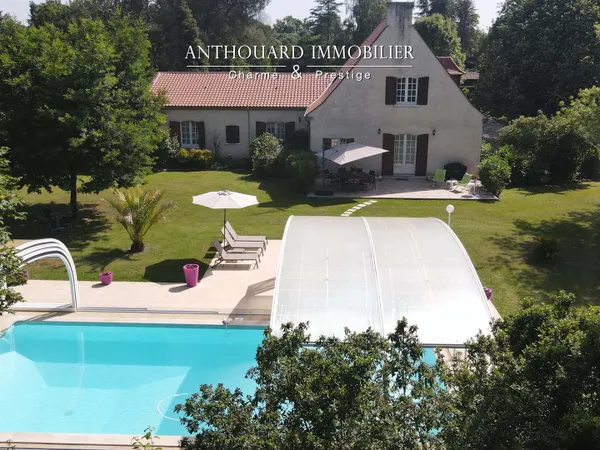 Jolie maison et son parc clos, piscine