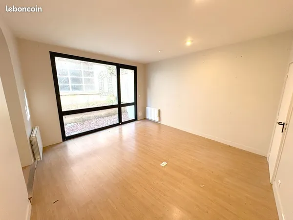 Local commercial / professionnel de 47 m² avec jardin privatif - Centre-ville de Melun