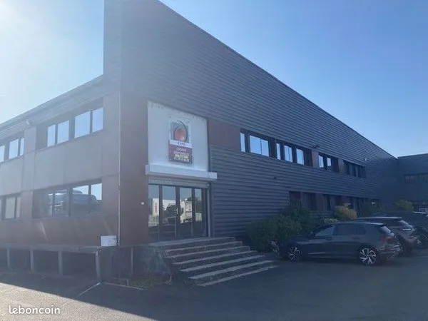 Local d'activités de 3371 m²