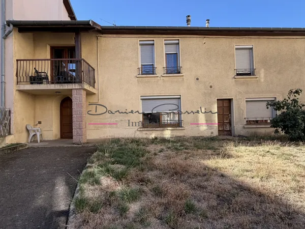 Maison de village avec balcons et terrain