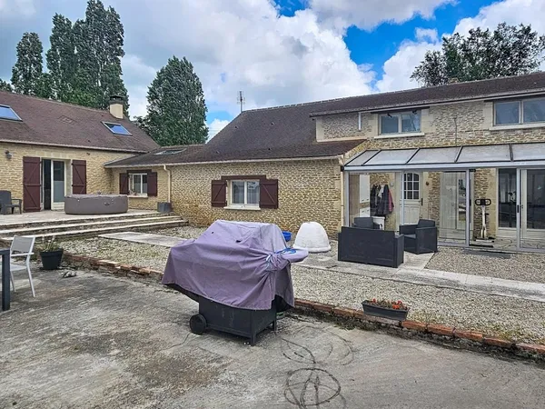 Pierre, volumes et grand atelier — la Normandie comme vous l'imaginiez.