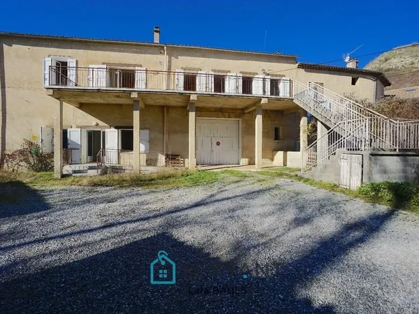 Entre Digne-les-Bains et Castellane au coeur du village de Barrême - Immeuble de 500 m² avec 6 appar