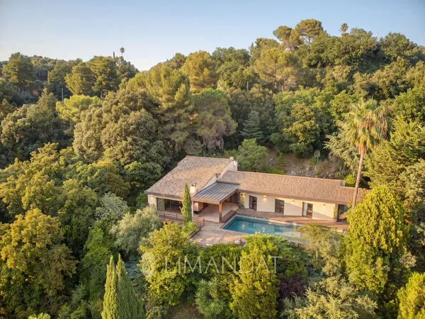 Maison 8 pièces 330 m²