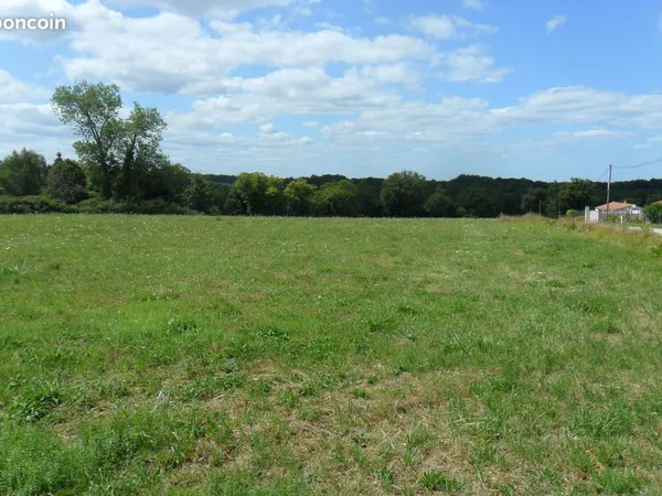 Terrain constructible de plus de 5500 m ² pr de Nontron