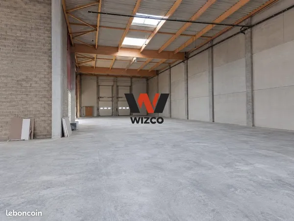 Local 5500 m² Louvres