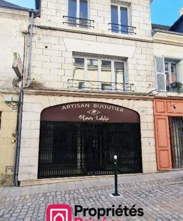 Immeuble de 94 m² avec commerce et logement 3 pièces et 2 chambres