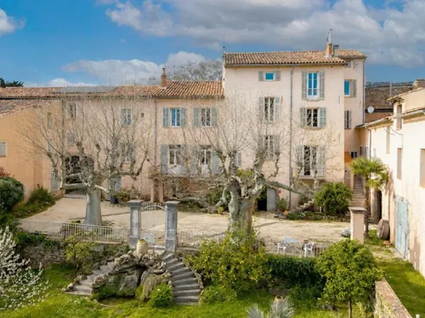 Part. Vends ensemble immobilier en Provence, à rénover
