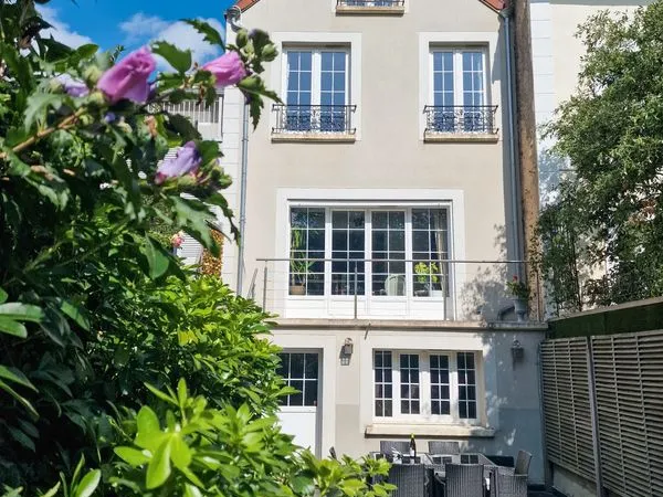 Maison rénovée par architecte avec accès direct au Parc de Saint-Cloud, studio indépendant, dans le 