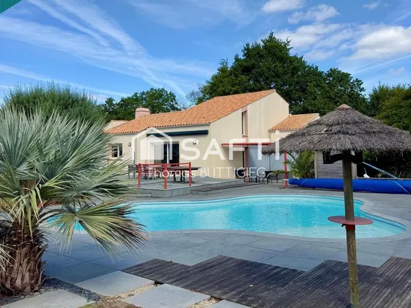 Belle propriété avec piscine, deux double-garages et carport.