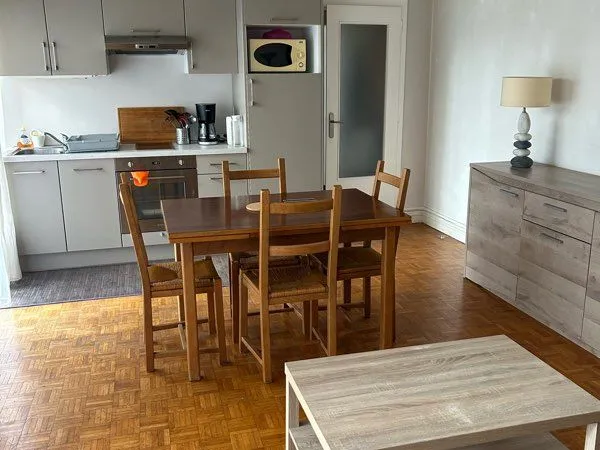 Meublé, 38m2, chambre séparée, chauffage , eau froide et chaude inclus. À 15 minutes de Part Dieu, t