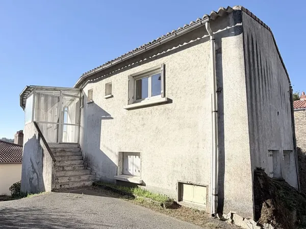 Maison de bourg avec un jardin.