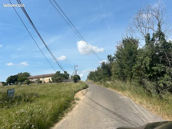Terrain constructible entièrement viabilisé de 710 m²