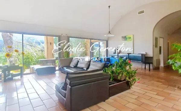 Villa d'architecte sur beau terrain arboré de près de 9000 m²!