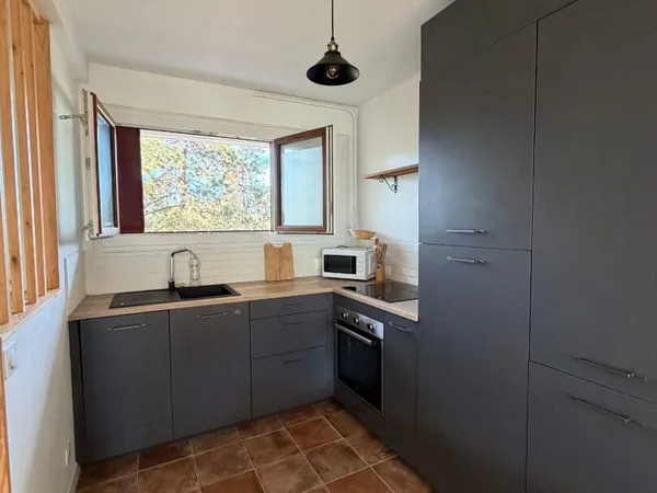 T2 traversant au sein d'une copropriété verdoyante