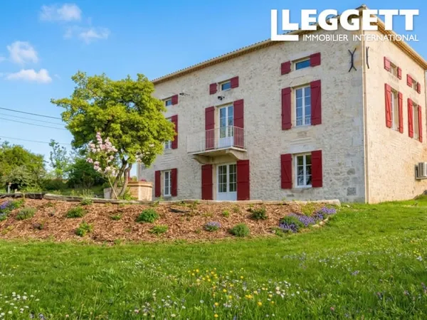 Dans un bourg tranquille, ensemble immobilier de deux maisons en pierre entièrement rénovées avec go