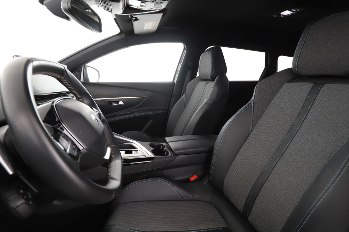 Peugeot 5008 1.2 Hybrid Allure Pack e-DCS6 — photo 9