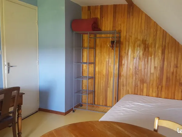 Chambre meublée