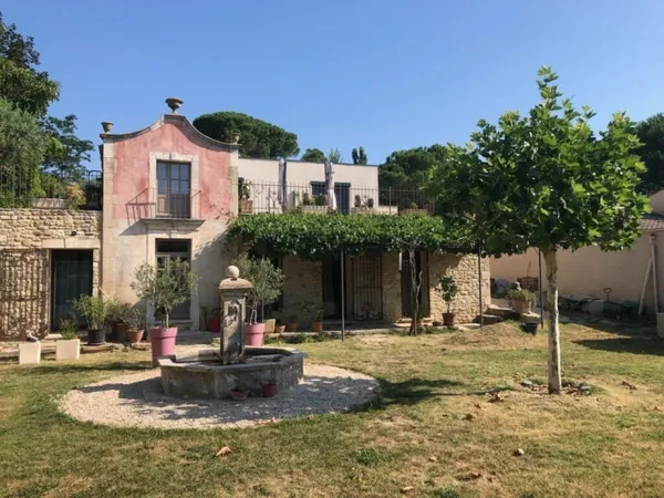 Cucuron, rare à la vente bastidon rénové en bordure de village