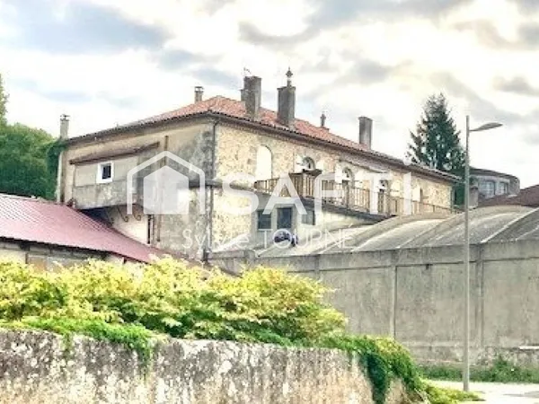 MAISON RENOVEE AVEC GARAGE, ANCIEN CHAI et JARDIN