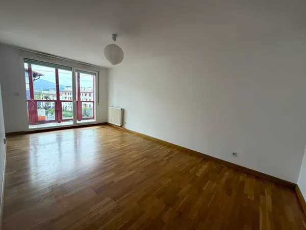 Hendaye, grand appartement 2 pièces 42m2 avec parking et cave