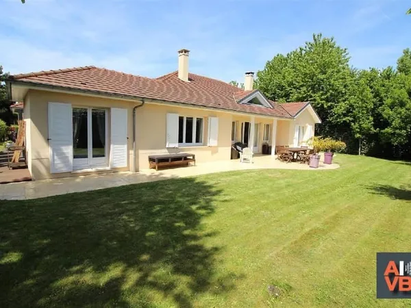 Maison de plain-pied 7 pièces 218 m²