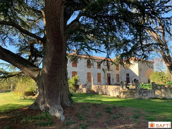 Château du 18ème avec gites, parc et vue panoramique
