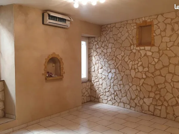 Loue maison de village 64 M2
