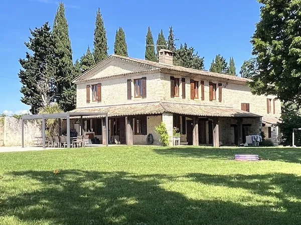 batisse en pierre 380 m² sur terrain 4390 m²