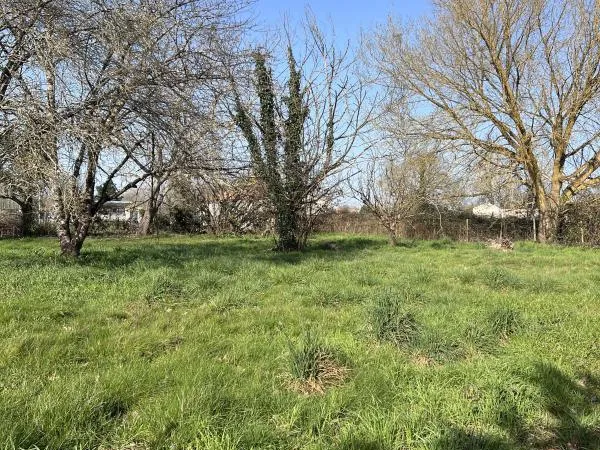 A VENDRE TRES BELLE PARCELLE DE 1112m² A SAINT MEDARD DE GUIZIERES